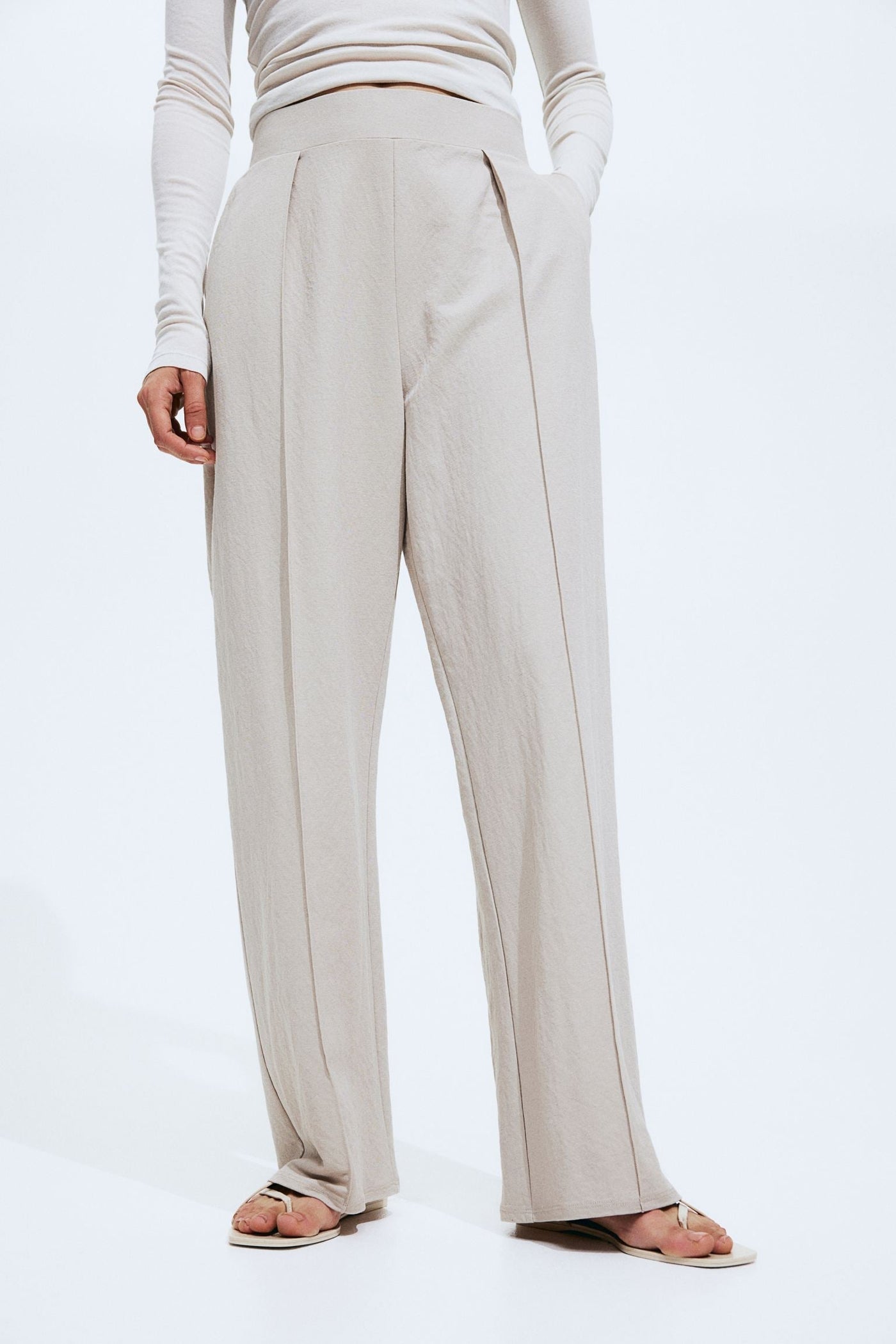 Airy women's trousers with a wide cut and pleats at the waistband 1