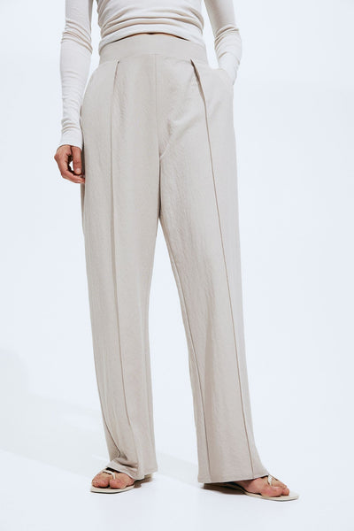 Airy women's trousers with a wide cut and pleats at the waistband 1