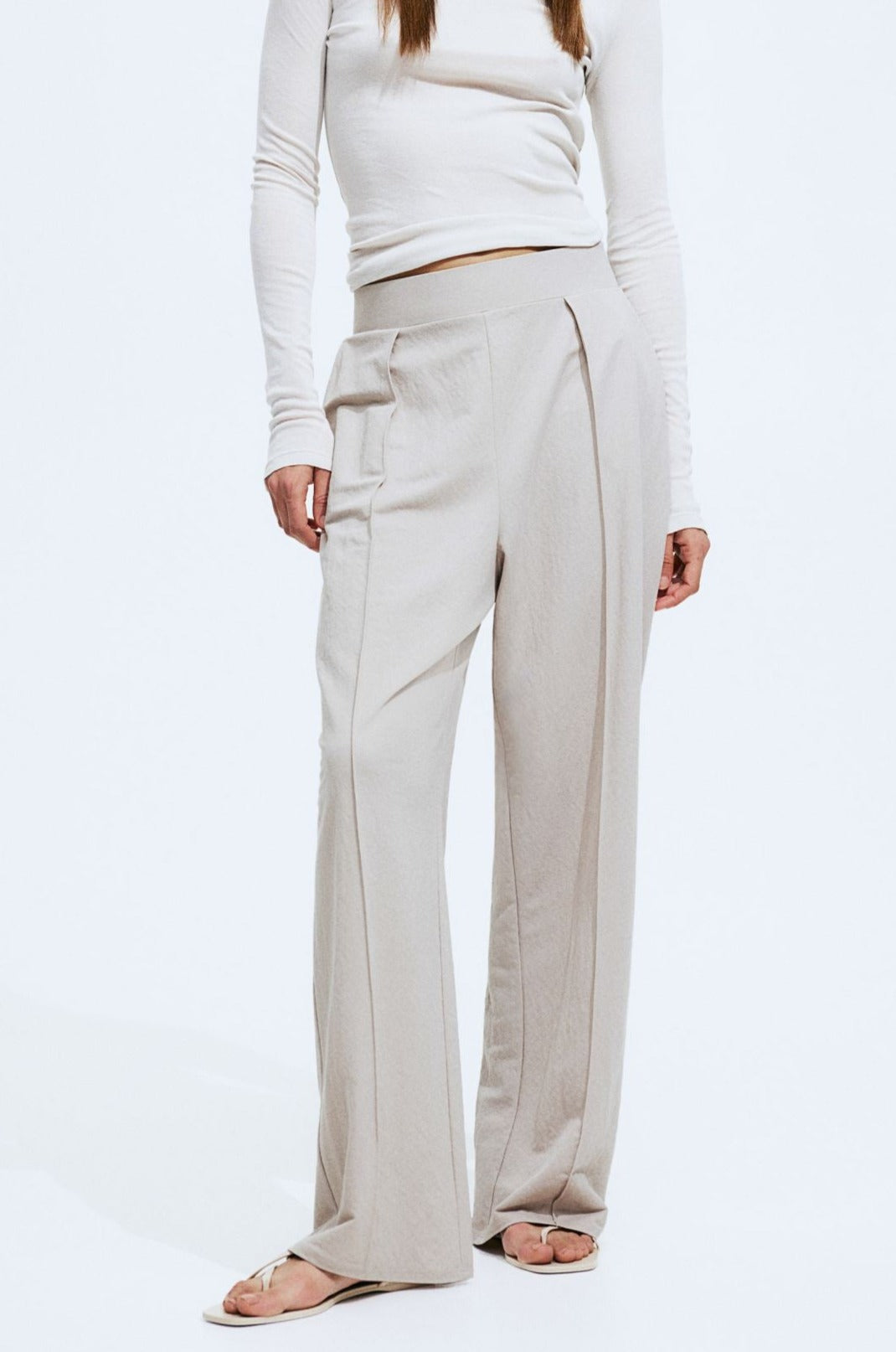 Airy women's trousers with a wide cut and pleats at the waistband 3