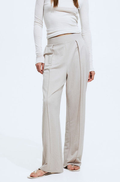 Airy women's trousers with a wide cut and pleats at the waistband 3