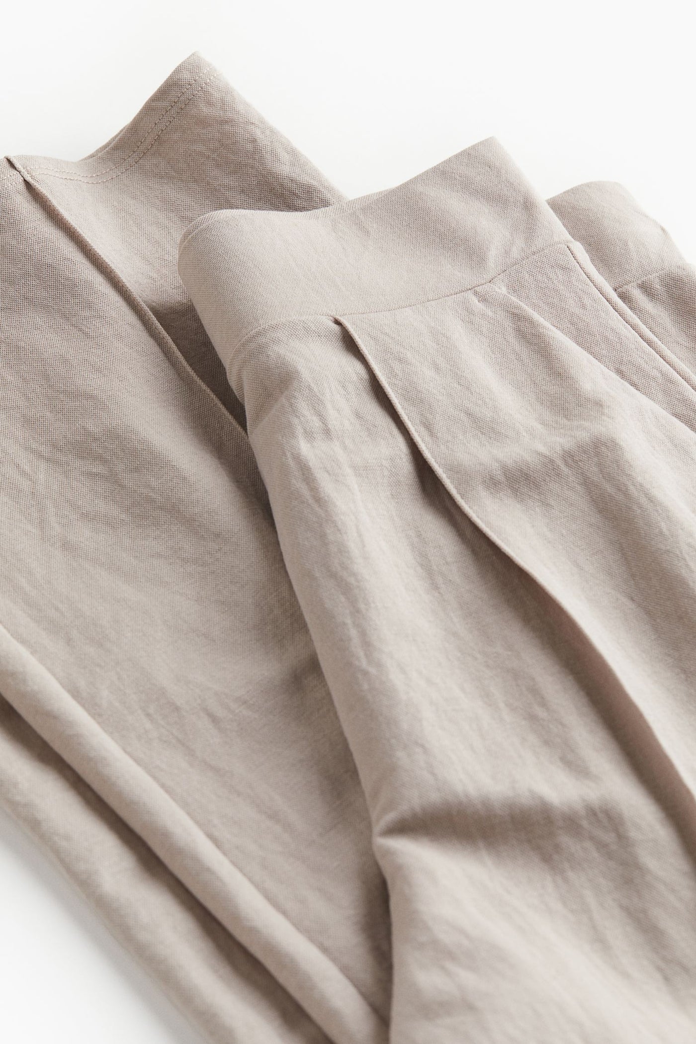 Airy women's trousers with a wide cut and pleats at the waistband 4