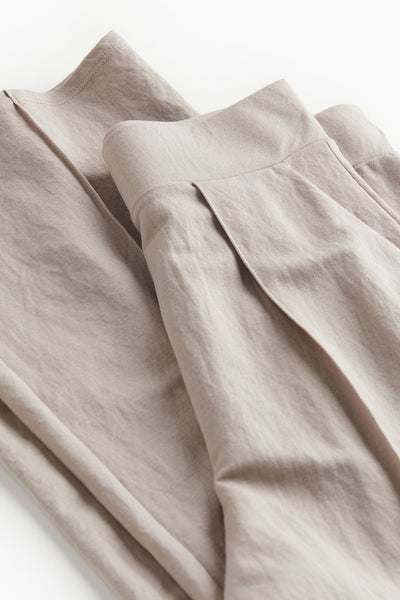 Airy women's trousers with a wide cut and pleats at the waistband 4