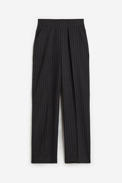 Airy women's trousers with a wide cut and pleats at the waistband 5