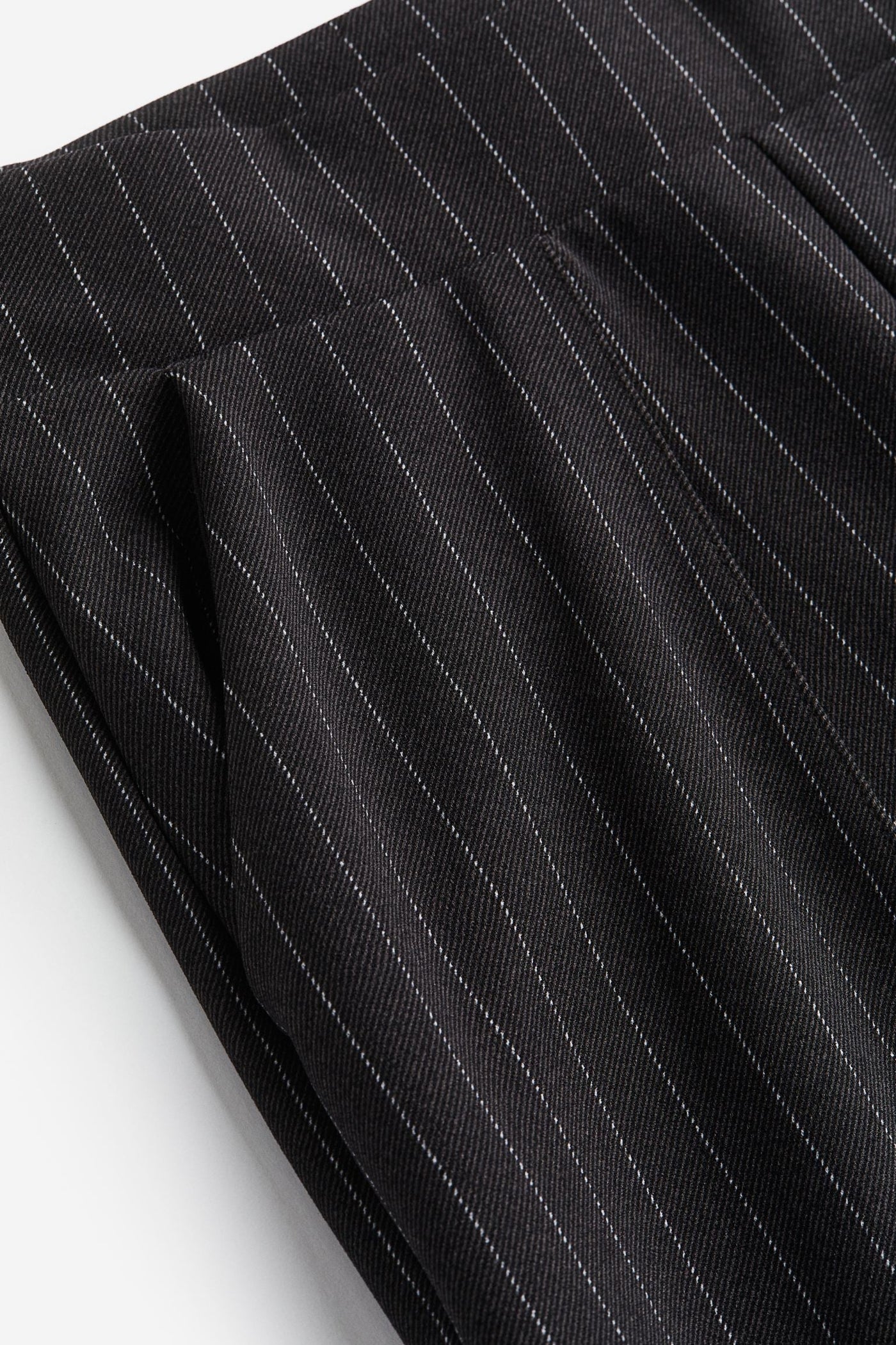 Airy women's trousers with a wide cut and pleats at the waistband 6