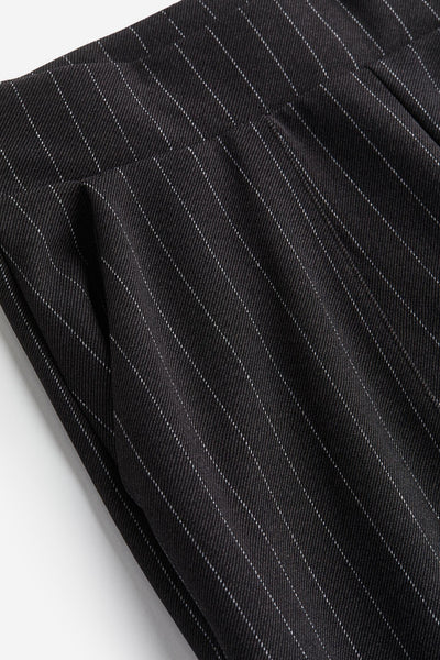 Airy women's trousers with a wide cut and pleats at the waistband 6