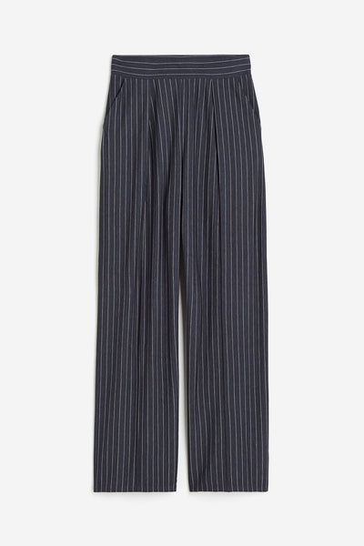 Airy women's trousers with a wide cut and pleats at the waistband 7