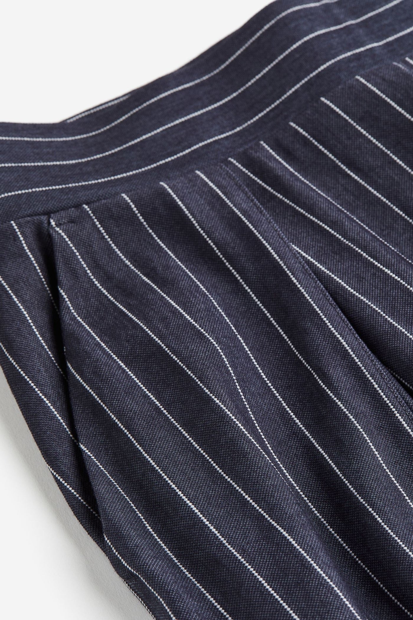 Airy women's trousers with a wide cut and pleats at the waistband 8