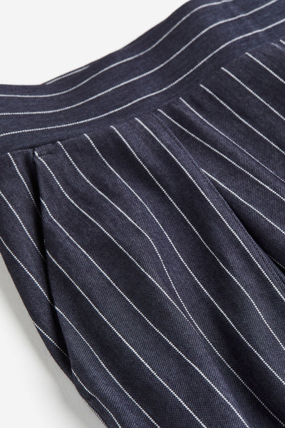 Airy women's trousers with a wide cut and pleats at the waistband 8