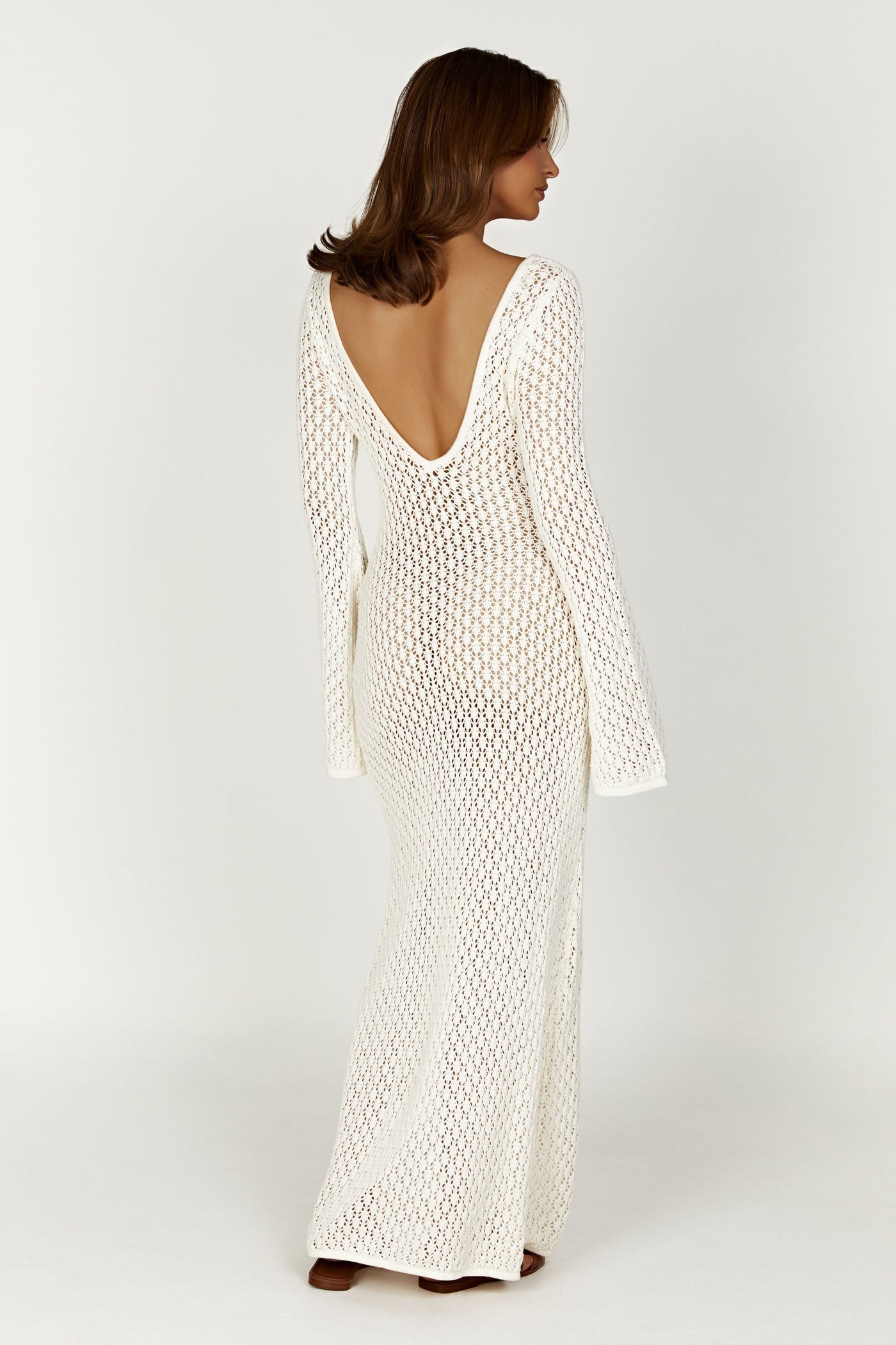 Maxi dress in a crochet look with a deep neckline and long sleeves 2